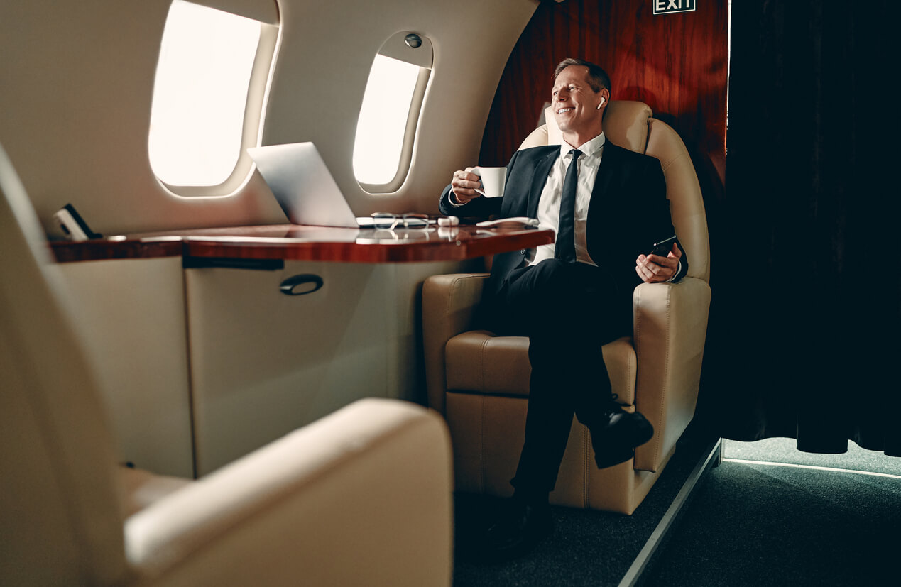 Businessman in private jet<span class="bsf-rt-reading-time"><span class="bsf-rt-display-label" prefix=""></span> <span class="bsf-rt-display-time" reading_time="4"></span> <span class="bsf-rt-display-postfix" postfix="Minuten Lesezeit"></span></span><!-- .bsf-rt-reading-time -->