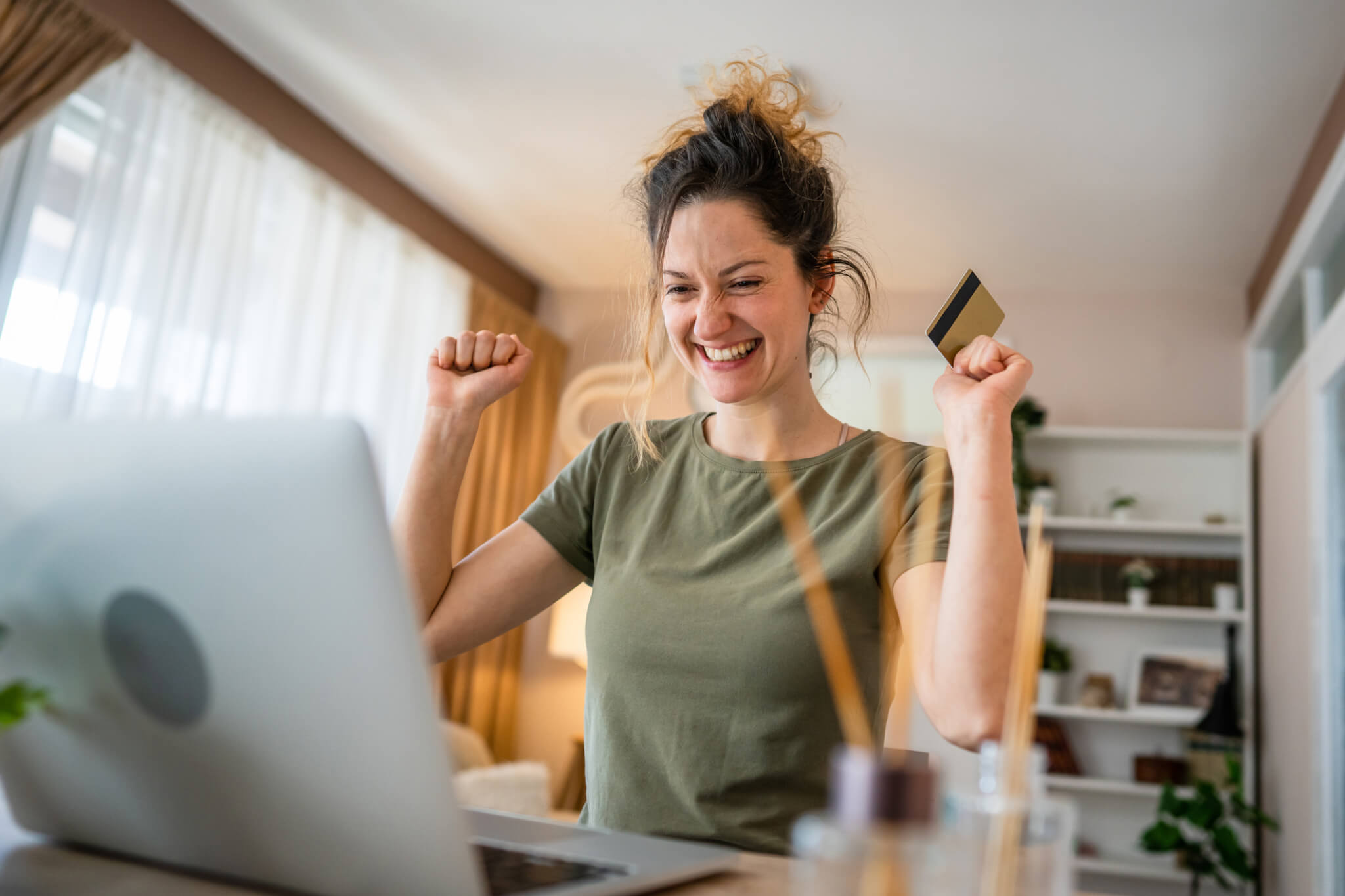 happy woman online shopping use credit card laptop computer at home
<span class="bsf-rt-reading-time"><span class="bsf-rt-display-label" prefix=""></span> <span class="bsf-rt-display-time" reading_time="13"></span> <span class="bsf-rt-display-postfix" postfix="Minuten Lesezeit"></span></span><!-- .bsf-rt-reading-time -->