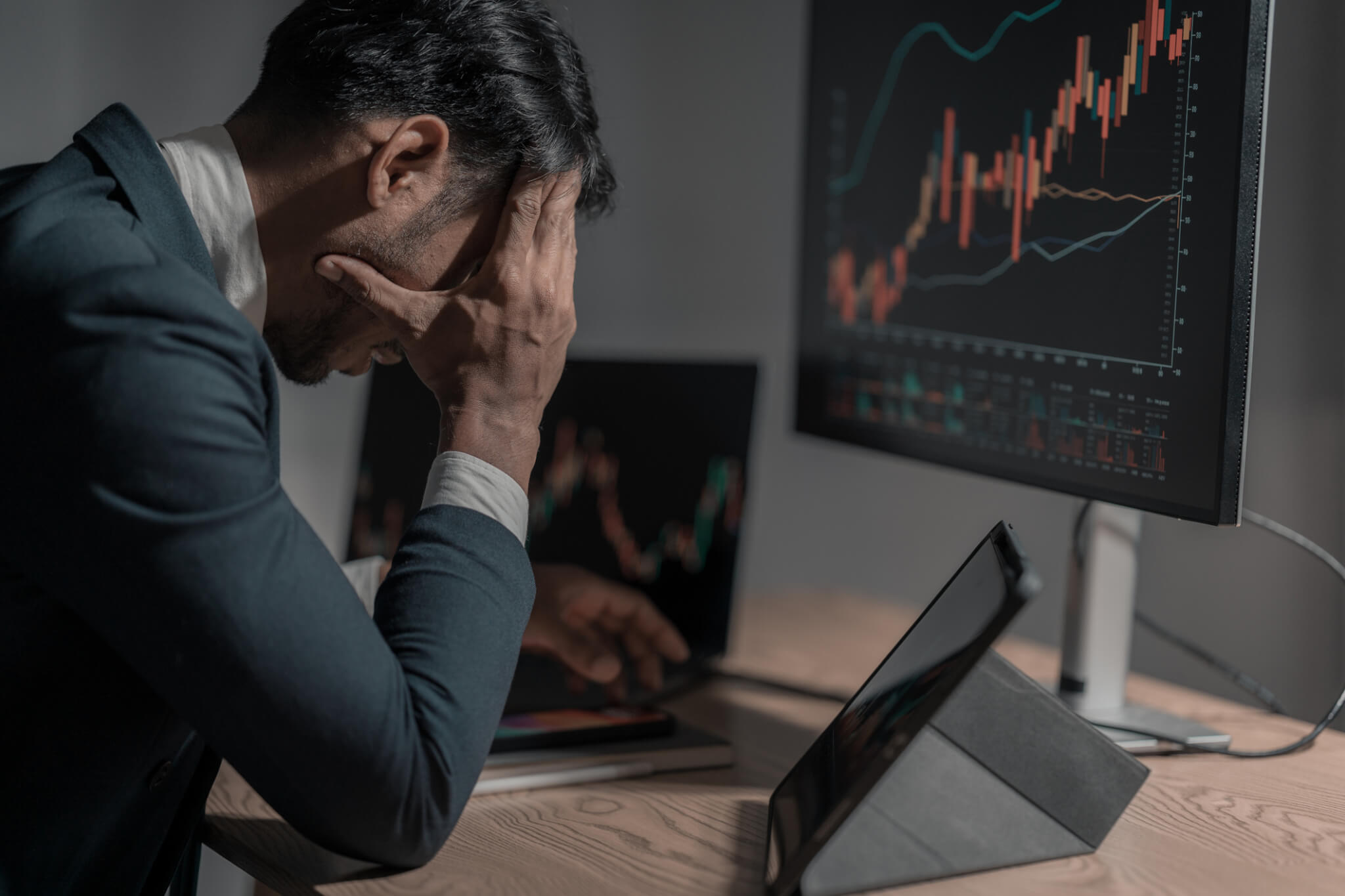 Stressed businessman watches stock market fall on laptop with falling stock graph. A businessman in a suit sits at a table with his hands covering his face. Stock market crash on computer screen<span class="bsf-rt-reading-time"><span class="bsf-rt-display-label" prefix=""></span> <span class="bsf-rt-display-time" reading_time="9"></span> <span class="bsf-rt-display-postfix" postfix="Minuten Lesezeit"></span></span><!-- .bsf-rt-reading-time -->